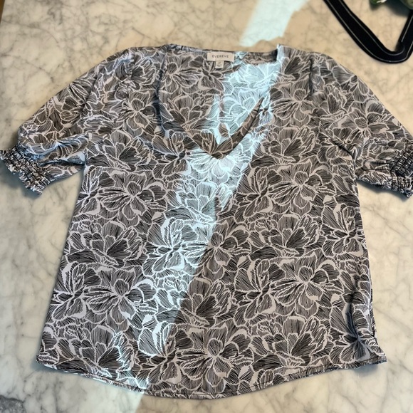 Evereve V Neck Puff Sleeve Black & White Floral Blouse - Picture 6 of 6